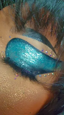 nah because the color blue was made for meeeeeee 😩💙✨️🤌🏽 #makeupfyp #fypmakeup #makeupforblackwomen #latishawig #blackgirltiktok #makeupvideo #beautyhacks #blackgirlfyp #25mmlashes #blackgirlmakeup #selftaughtmua #glowyskin #glittermakeup #glowymakeup #blackgirlmagic 