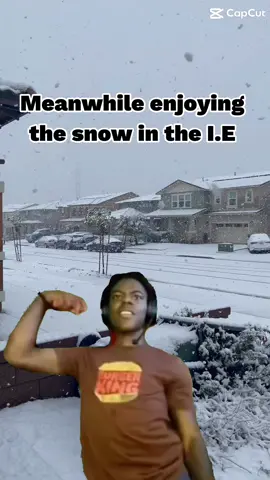Its so rare for it to snow in the inland empire . #CapCut#FontanaSnow#RialtoSnow #sanbernardino #riversidecaliforina #snow #snowintheIE #socalsnow #fyp 