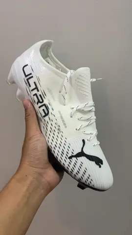 SEPATU BOLA PUMMA ULTRA 1.3 WHITE UKURAN: 39-45 HARGA: IDR 400an ribu BISA BAYAR DI TEMPAT/COD) GARANSI JIKA TIDAK SESUAI BISA DI KEMBALIKAN GRATIS ONGKIR DARI M.PLACE #mizuno #sepatubola #sepatufutsal #messi #cr7 #sepatuoriginal #adidas #nikevapor #adidascopa