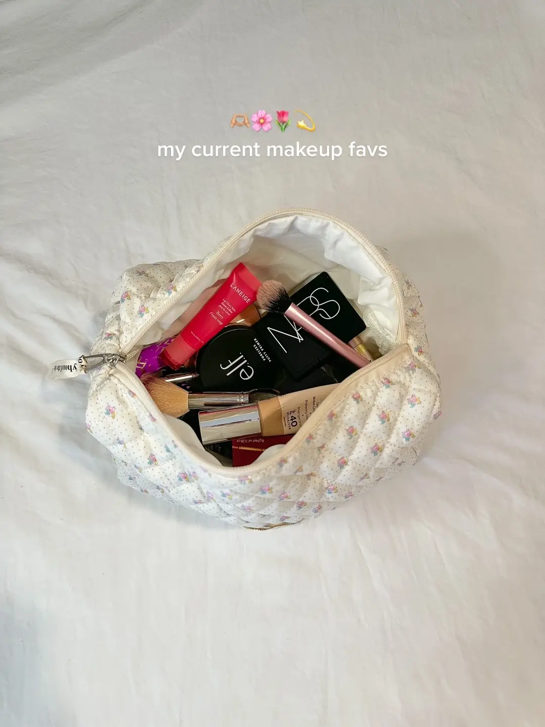 what’s in my makeup’s bag! 😊🌸💫 #whatsinmymakeupbag #makeupfavs #MakeupRoutine #makeupbagmusthaves #makeupmusthaves #rarebeautyblush #thingsilove #makeupfavorites #whatsinmybag #everydaymakeup #currentfavs 