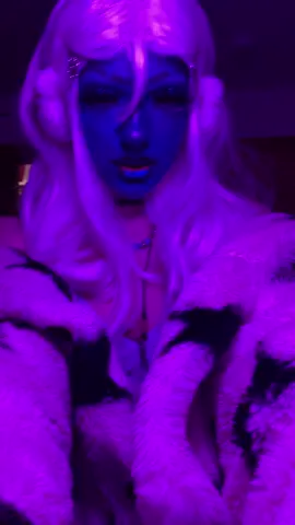 me when im the little bugs crawlin around inside ur skin 🧊 #mua 