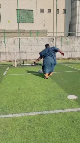 i thought he'll gonna shoot like roberto carlos😂