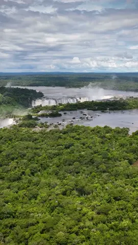 Las Cataratas del Iguazú (Iguazú Falls) between Argentina and Brazil is the largest waterfall system in the world 🇦🇷🇧🇷 #cataratasdoiguaçu#cataratasdeliguazu#iguazufalls#iguazu#fy#fyp#argentina#brasil#travel#worldwalkerz