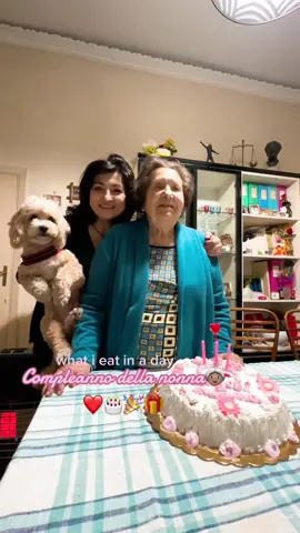 AUGURI NONNAAA💗🎂🎉🎁💗#neiperte #perte #avventureconaur #whatieatinaday #cibo#spensieratezza #goodvibes #cosamangioinungiorno #mangiamoinsieme #mangiaconme #augurinonna #compelanno #birtdayparty #pizzalover 