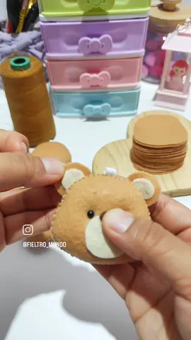 ✨ Amamos ver el proceso de cada pieza 🤩, costura a mano, puntada a puntada con mucho amor 💕🧸#osito #fyp #viral #llaveros #costura 