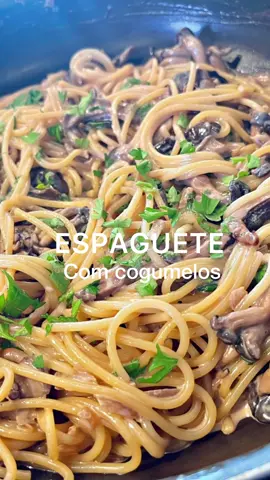 Espaguete com shitake e shimeji ( 4 a 5 pessoas) Ingredientes: 🔸400 gr de espaguete ( ou outra massa de sua preferência) 🔸4 colheres de sopa de azeite extravirgem  🔸25 gr de manteiga 🔸1 cebola picadinha 🔸3 dentes de alho picadinhos  🔸1 bandeja de shitake  🔸1 bandeja de shimeji  🔸sal e pimenta-do-reino a gosto 🔸2 colheres de sopa de shoyo  🔸1/2 xícara de vinho tinto seco 🔸1 xícara de creme de leite fresco ( se não encontrar o fresco dissolva uma caixinha de creme de leite com 1/2 xícara de leite)  🔸100 gr de queijo parmesão ralado 🔸1 punhado de salsinha  : Aqueça a manteiga e o azeite, coloque a cebola picadinha e deixe refogar por três minutos, acrescente o alho e deixe mais um minuto. Pegue os cogumelos higienizados e cortados e acrescente no refogado, tempere com sal e pimenta do reino a gosto e deixe até os cogumelos murcharem (aproximadamente 5 minutos), coloque o shoyo  e o vinho tinto e deixe até o vinho evaporar (aproximadamente 3  minutos), acrescente o creme de leite e quando ferver abaixo fogo e deixe por mais 5 minutinhos. Coloque a sua massa já cozida dentro da panela do molho e misture tudo muito bem para incorporar, finalize com parmesão ralado e salpique salsinha a gosto . Para um toque ainda mais especial de uma última regada com azeite trufado antes de servir. Bom apetite! #teiagastronomia #espaguete #spaghetti #massa #shitake #shimeji #receitas #receitasfaceis #receitasrapidas