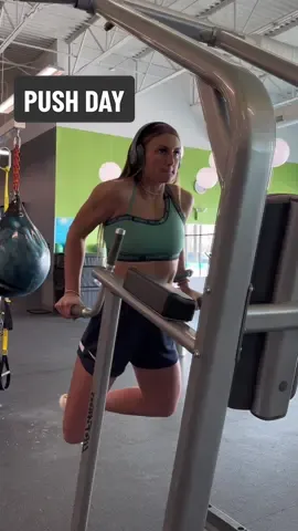 Replying to @crashleybrown24 this voice effect has a choke hold on my fyp #upperbody #beginnerworkout #gymootd #gymfit #chestworkout #pashday #workoutvoiceover @gymshark 