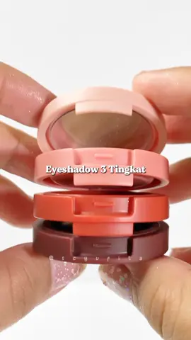 Eyeshadow 3 Tingkat [Save & Share]  Three O Shadow dari @ltpro_official Eyeshadow ini bener bener pigmentasinya gausah diragukan lg, bulirannya tidak mudah jatuh dan gampang banget buat di blend, dipakai sedikit aja udah keluar banget warnanya Packagingnya travel size banget jadi mudah dibawa kemana mana Asli aku rekomendasi banget eyeshadow yg tumpuk tumpuk gini jadi gausah takut packagingnya pecah kalau jatuh, tapi jangan dibanting juga yaa hehe Next aku mau swatch di mataku pakai shade Dare yaa, Stay tune on my reels🥰 #LTPROThreeOShadow #ltproprofessionalmakeup  #ltprosquad  #eyeshadowpalette  #travelsizemakeup  #ltproeyeshadow 