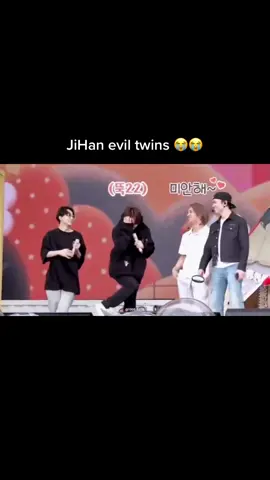 Noooo SEUNGKWAN 😭😭😭😭😭😭🙃 JiHan evil twins 😈😈 #caratland2022 #seventeen #seungkwan #jihan #jeonghan #joshua #vernon #eviltwins #cl22 #backstage #digicode #behindthescenes #kpopfyp #xyzbca 