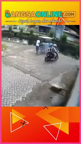 sing sabar pak ‼️, gerobaknya jatuh ke Kanal di Kandea, Makassar #tiktokberita #bangsaonline