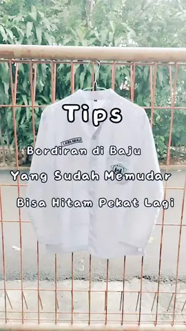 SAVE AND SHARE 📍📍📍 Mommy mommy sering ngalamin kan, bordiran anak pudar karena kena pemutih atau keseringan dicuci..👕👕👕 Tapi tenang, bisa kok dibikin hitam pekat lagi cuma pakai spidol white board yang permanent..🎯🎯🎯 Bordiran di baju sekolah anak kembali hitam pekat dan enak dilihat lagi. .🥼🥼🥼 Abis di spidol gak harus dicuci ya mams,ini dicuci cm buat ngetest aja apakah spidolnya luntur atau tidak..😁😁 Selamat mencoba semoga bermanfaat..📍📍📍 . . #tips  #tipsandtricks #laundry 