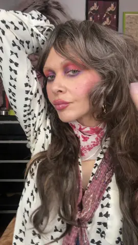 Quick Smokey Eye. Naked Chill Happy Palette @urbandecaycosmetics 5D Whip @makeuprevolution Peace and Lips @clarinsusa #beautyover40 #quickmakeup #makeup #beautyover45 #howto 