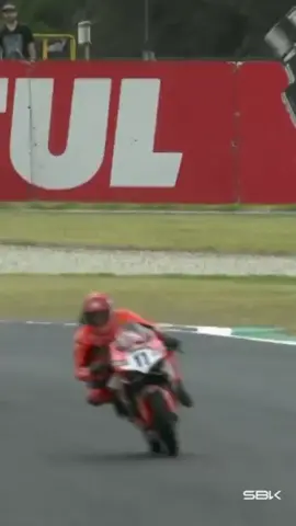 Can Oncu and Bahattin Sofuoglu's bizarre #WorldSSP Race 1 warm up crash at Phillip Island 💥