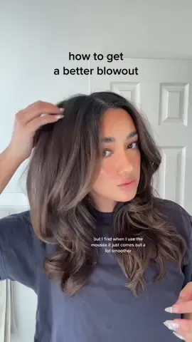 Don’t forget to add a heat protectant before you go in with the curling iron though bc this mousse is more for holding the blowout 😉 #hairtutorial #90shairstyle #90shaircut #hairinspo 