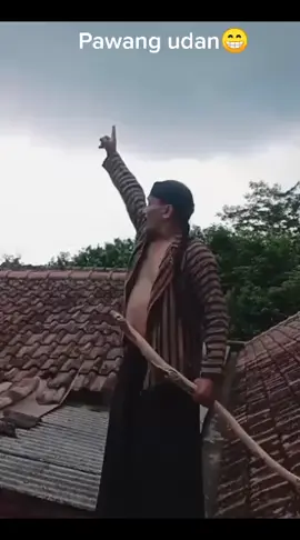 hiburan pawang udan pawang hujan #pawangudan #pawanghujandadakan😂 #udan #hujanderas #mendung #mendungtanpoudan #jawalucu😂 #jowoambyar 