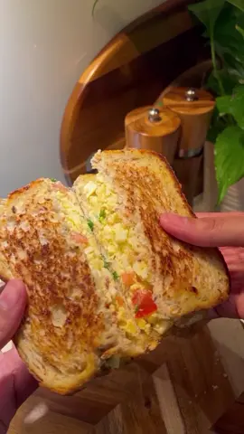 الوصفة موجودة اخر الفيديو🥪 #اكسبلور #fyp #yummy #4u #Recipe #eggs #breakfast 