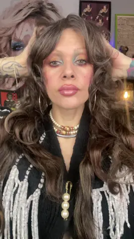 Quick Gold Look. Costa Riche & Oyster Girl @maccosmeticsusa Mucho Happy Palette @urbandecaycosmetics Blow Out @itcosmetics #beautyover40 #quickmakeup #makeup #beautyover45 #howto 