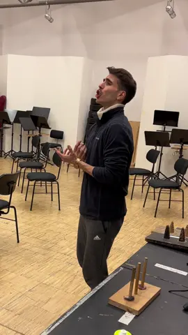 Singing the aria “Più che penso” at the first orchestra rehearsal for the opera “Serse” by Handel at Landestheater Detmold! I have the honor to sing the exciting title role of Xerxes, the Persian king!🤴🏻 #opera #singer #handel #baroque #music #vocals #parnassusartsproductions 