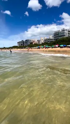 A Praia de Peracanga ( que significa osso de peixe) é também conhecida como Mucunã ( que é o nome de uma trepadeira parasita de árvores cujas favas, embora venenosas, eram comidas pelos indíos.) Possui em torno de 960 metros de extensão e fica localizada em Nova Guarapari ao sul do Centro de Guarapari. Possui areia clara ; mar azul ; bem calmo, praticamente sem ondas; tem vegetação e pequenos arbustos ao redor . Em alguns pontos da praia há recifes e pedras, que aparecem na maré baixa. Também é excelente para prática de esportes aquáticos. Ideal para toda a família.❤🌊 Venha se hospedar com a gente e aproveitar para conhecer essa linda Praia 😍 Créditos: @vanda_lopes1000 Siga @ prefiroguarapari • ✅ Use # prefiroguarapari • ❤️ Deixe seu like! • 📌 Marque seu amigo! • 🗣️ Comente o que achou! • 🎬 Assista aos stories #Repost @prefiroguarapari #prefiroguarapari #guaraparies #litoralcapixaba #espiritosantoemfotos #belezascapixabas #verão2023