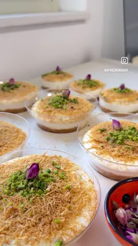واجا عبالنا عالسريع نعمل كنافة باردة مقطّرة بكريم القشطة الزاكي😍 المقادير: شعيرية كنافة محمصة مع شوية سكر مطحون فستق حلبي للكريم: 500 ملل كريما حلوة علبتين قشطة ملعقتين بودينج فانيل نص علبة حليب مركز نص كاس سكر نص ملعقة جيلاتين مذوبة بثلث كاس ماء ومسخن بالميكرو(اختياري للي حابين الكريم يكون مثل الموس) لتحضير الكريم: منخفق كل المكونات مع بعض ما عدا الجيلاتين. لما يبذأ الخليط يجمد منضيف الجيلاتين السخن ومنحرك للقطر: كاس سكر مغلي مع نصف كاس ماء وملعقة كبيرة ماء زهر💗 احفظوها لحلويات رمضان الخفيفة والسريعة😍 #رمضان_كريم #رمضان_يجمعنا🌙😊😊_____2023🕌  