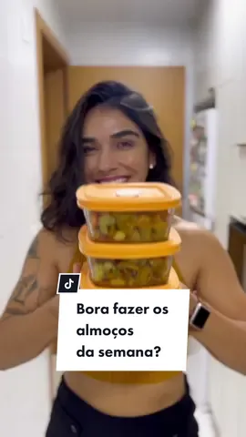 BORA ORGANIZAR A SEMANA? Como falei aqui antes, já tem uns 8 anos que fazemos as marmitas da semana e não abrimos mão porque facilita nossa vida. ✨Nós não congelamos e mesmo assim não perdemos comida, mesmo com purê e o feijão. O cardápio dessa semana foi: 🥘 3 dias de arroz, feijão, carne cozida e legumes assados; 🥘2 dias de purê de batata, feijão, frango assado e cenoura e vagem refogadas. ✨Pra facilitar ainda mais preparamos também as saladas no pote e sanduíches naturais. Ambos têm preparo aqui no reels também. 🫶🏽 O que acharam dos almoços que preparamos? Vocês já se organizam assim? 🤩 #marmitasdasemana #marmitafitness #marmitasaudavel #marmitasfit #marmitacaseira #marmitando #alimentacaoconsciente #alimentacaoequilibrada #donadecasaquetrabalhafora #donadecasaorganizada #donadecasamoderna #vizinhasunidas #vizinhasdoinstagram #blogueiradolar #comidacaseiradequalidade #comidacaseira #comidasaudavelegostosa #almocosaudavel #almocofit #cardapiosemanal #cardapiofit #dicadeorganizacao #dicadecasa #fypシ #fyp #vaiprofycaramba 