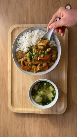 Pollo al Curry Fácil 😉 👉🏻 Receta completa paso a paso con ingredientes y cantidades en mi web: cocinaconcoqui.com Esta receta de pollo al curry es súper fácil de hacer y está buenísima. Puedes cocinar la receta completa en una sola olla y tan solo tendrás que cortar ingredientes y añadirlos siguiendo la receta paso a paso. ¡Te quedará un pollo al curry estupendo! ©️Cocinaconcoqui #cocinaconcoqui #recetasfaciles #AprendeEnTikTok #AprendeConTikTok #recetassaludables #polloalcurry #recetasconsabor 