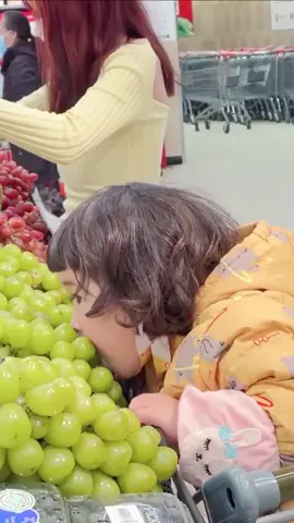 Take my kid to the supermarket, and  she directly ate the fruit of the supermarket #babycute #funny#funnyvideos #gril #fyp #fouyou @tiktok 