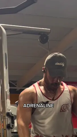 The set was intense and fueled my crackhead energy to the max if you couldn’t already tell😂 #crackenergy #gymdad #livenfit #gymhumor #backday #naruto #hokage 