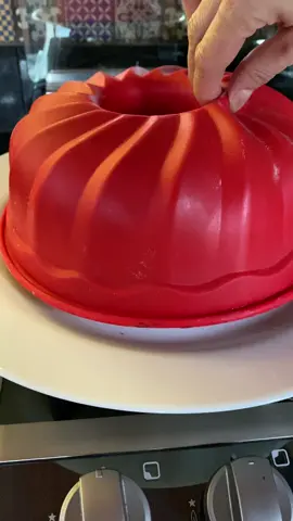 Forma de silicone para bolo ou pudim é ideal para o seu dia a dia na cozinha.  Além de ser fácil de guardar. Pode ser utilizada em forno, micro-ondas e até levada para congelador. Resiste até 180°C. Acesse nosso site www.topbrasilpresentes.com.br #receirtas #forma #organizacaodacasa 