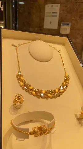 Beautiful gold necklace available #dubailife #dubai#dubaiexpo2020 #lahore #diamonds 