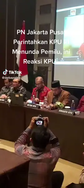 Jakarta - Pengadilan Negeri (PN) Jakarta Pusat (Jakpus) mengabulkan gugatan Partai Prima terhadap Komisi Pemilihan Umum (KPU). PN Jakpus pun menghukum KPU untuk menunda Pemilu. Gugatan perdata kepada KPU yang diketok pada Kamis (2/3/2023) itu dilayangkan Partai Prima pada 8 Desember 2022 lalu dengan nomor register 757/Pdt.G/2022/PN Jkt.Pst. Baca juga: Partai Prima Gugat KPU ke Bawaslu Buntut Tak Lolos Administrasi Pemilu Partai Prima merasa dirugikan oleh KPU dalam melakukan verifikasi administrasi partai politik yang ditetapkan dalam Rekapitulasi Hasil Verifikasi Administrasi Partai Politik Calon Peserta Pemilu. Sebab, akibat verifikasi KPU tersebut, Partai Prima dinyatakan Tidak Memenuhi Syarat (TMS) dan tidak bisa mengikuti verifikasi faktual. Baca artikel detiknews, 