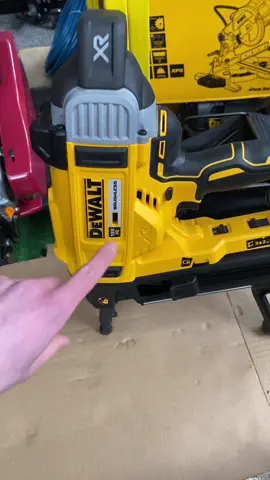 Тести інструменту від #dewalt Пістолет цвяхозабивний по бетону акумуляторний безщітковий DeWALT #DCN890N🔥🔥 Інструмент оснащений сильним безщітковим електромотором, який дозволяє забивати цвяхи в бетонну основу на глибину до 57 мм, а в метал - до 13 мм. У приладі DeWALT DCN890N передбачений як автоматичний режим роботи, так і режим удару. Повний комплект обойми Нейлер вміщує 30 цвяхів. Швидкість забивання цвяхів - дві одиниці в секунду.🔥🔥 #flexvolt #powerstak #tstak #XR #інструмент #акумуляторнийінструмент #будівництво #нейлер #монтажгіпсокартону #електрика #дімпідключ 