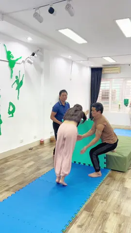 Quả nhạc đích thị dành cho video của mình mà, khi cô giáo múa học nhào lộn #chuchucunhang #muacotrangtrungquoc #tiktoktrungquoc #epdeonhaolon #muacotrang 