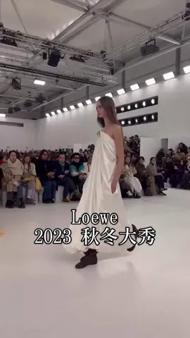 「有幾套似羽毛材質拼接的上衣和短褲，想必靈感是來自《霍爾的城堡》」@LOEWE 創意總監 Jonathan Anderson 的 2023-24 秋冬系列中，延續 2023-24 秋冬男裝系列探討的還原主義，從設計的輪廓、紋理與線條比例裡探索，透過聚焦與模糊的手法演繹時尚的本質。 秀場與義大利藝術家 #LaraFavaretto 合作，以 Ari Aster 執導的驚慄電影《Midsommar》 為靈感打造多個巨大的紙屑立方體裝置，過程歷經變幻和侵触，並隨著音樂逐漸解體。 #VogueFashionWeek #loewe #pfw2023