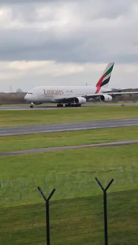 What a sound 😍👑 #kingoftheskies ##airbus #avgeek #planespotters #travel #plane #manchesterairport #airbusa380 #a380 #takeoff 