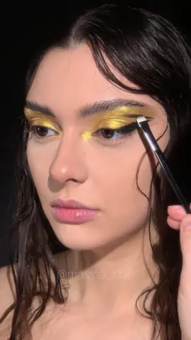 This look needed an orchestra💛🖤 • Beauty @Ruxi  • #malvinaisfan #mlihowto #mlitiktok #howtomakeup #boldmakeup #editorialmakeup #goldeyeshadow #goldenmakeup #graphicmakeup #beoriginalbeyou 
