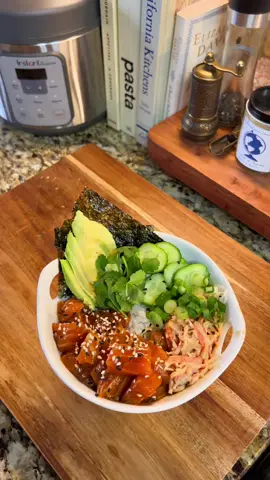Spicy Salmon Poke Bowl 🍣🥢. Easy and Delicious😋.   #spicysalmonbowl #pokebowl #pokebowlrecipe #salmonrecipe #lunchideas #DinnerIdeas #EasyRecipe #cooking #takeoutfood #yum #fyp 