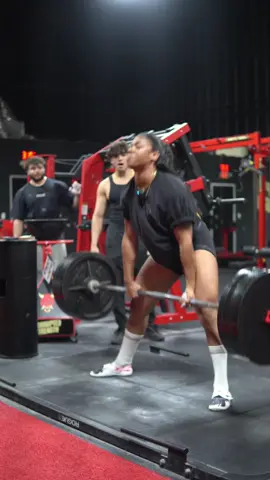 Next time im throwing 405 over my head .. but follow me on IG guys 🫶🏽 #deadlift #micdup love my hype man btw @nabil_lahlou 