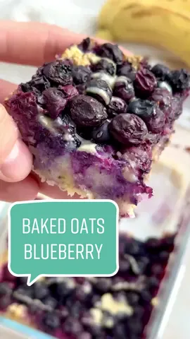 4-ZUTATEN BAKED OATMEAL TO GO🫐 Für diese schnellen Baked Oats braucht ihr nur 4 Zutaten, und es schmeckt so lecker! Perfekt als Mealprep geeignet oder als Kuchenalternative! Probiert’s unbedingt mal aus!  Ihr braucht: ➡️ 100g Haferflocken ➡️ 200ml Hafermilch oder andere  Alternative ➡️1 Banane ➡️TK-Heidelbeeren (oder frisch) ➡️optional: Süße (Honig, Agavendicksaft etc) Zunächst die Banane zermatschen. Haferflocken und Hafer-Milch hinzugeben und gut vermengen. Heidelbeeren dazu geben und das Ganze bei ca. 180°C für ca. 30-35 min im Ofen backen. Wenn ihr mögt zum Schluss noch mit Mandelmus toppen und fertig! #schnelleküche #lecker #snack #oatmeal #bakedoatmeal #gesund #haferflocken #kochen #mealprep #togo #rezepte #rezeptideen #schnellerezepte #snackidee #frühstück #mealprepideen #frühstücktogo #frühstücksideen #essen #leckerschmecker #einfacherezepte #essen #lunchbox #vegan #vegetarischkochen #vegetarischrezepte #vegetarisch #veggie #abendbrot #foryou #foryoupage #fy #fypage #fyp #fypシ 