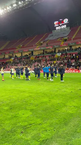 Fenerbahçeli futbolcular maç sonunda boş deplasman tribünü alkışladı. (Fenerbahçe taraftarı alınan karardan dolayı deplasman tribününe girememişti.) #Fenerbahçe #Kayserispor 