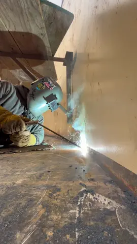 Some corner seam welding from a a few weeks back. Chilling and welding by yourself will always be the most relaxing type of work for me 👨🏽‍🏭♥️ #7024 #7024jetrod #jetrod #lincoln #lincolnelectric #lincolnelectricwelding #tankie #tanking #tankwelder #tankwelding #tankin #weld #welder #ilove #welding #ariat #tillman #tillmangloves #maxim #maximcrane #santacruz #corner #seam #goodvibes #goodvibesonly 