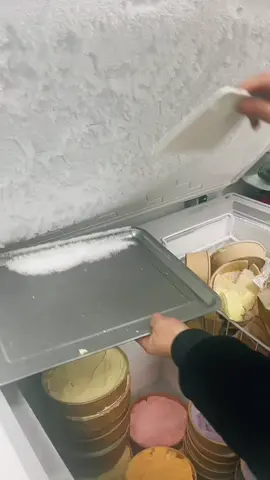 Cleaning the freezer 