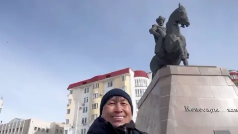 Я, Марат Жыланбаев и Амангельды Джахин — кандидаты в депутаты Мажилиса Парламента, сегодня провели встречу с избирателями Астаны, на набережной около памятника Кенесары хан.  Власть отключила электричество, чтобы нас не было слышно. Мы продолжили без микрофона. Кругом полицаи и кнб, много переодетых, которые разворачивали прохожих, все магазинчики и киоски поблизости были закрыты.  Был сильный штормовой ветер 43 км/ч. Спасибо всем кто пришел и поддерживает нас! Все листовки разобрали, будем печатать еще.#АЛҒАҚАЗАҚСТАН #Maratzhilanbayev 