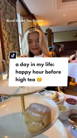 don’t do happy hour before high tea✍️✔️ #thingstodoinlondon #digitalnomadgirls #solofemaletraveler #eatslaylove #fulltimetravel #digitalnomad 