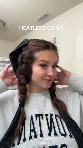 Heatless Curls with leggings #momlife #hairstyles #hairtok #viralhairstyle #viralhairtrend #hairstylesfordays #everydayhair #slickbackponytail #slickbackhair #slickbackpony #30daysofhairstyles #everydayhairstyles #girlmom #girlmomhairstyles 