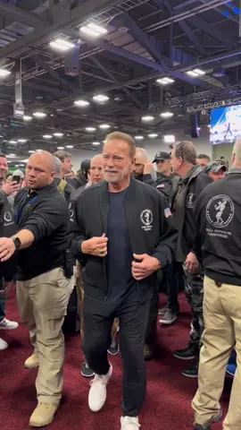 Yesterday MUTANT got a visit from The Terminator himself, Arnold Schwarzenegger! 😎😎 Was awesome for the Team and booth-goers to meet him! Definitely a show highlights. 💪🏽 #thearnoldclassic #bodybuilding #theterminator 