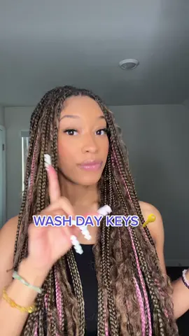 Thank us later #WashDayeSunday 😉 Detangle with conditioner, deep condition with heat (for low porosity), try the LOC/LCO method, and consider protective styling! 🔑 #GlowbyDaye #DeepConditioning #washdayroutine 