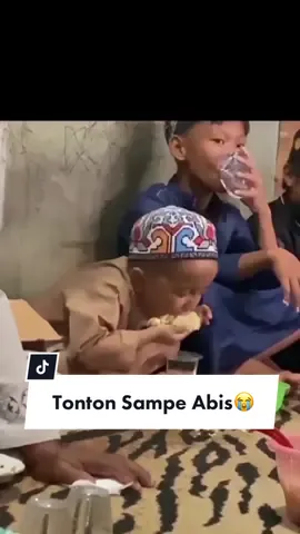 mukbang yang terlalu bersemangat😭  #fyp #fypdongggggggg #viralvideo #ngakak #bocilmakan #bocilmakanmakan #fyp #lucu #bocillucu #anakkecilmakan #anakmakan #anakmaknlahap #flks #flkssupport 