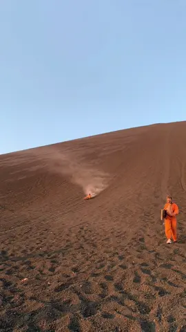 Volcano Boarding sur le Cerro Negro au Nicaragua ! J’ai fait l’experience via l’hostel BigFoot, c’était genial ! #volcanoboarding #leonnicaragua #bigfoot #backpacking #tourdumonde #voyage 