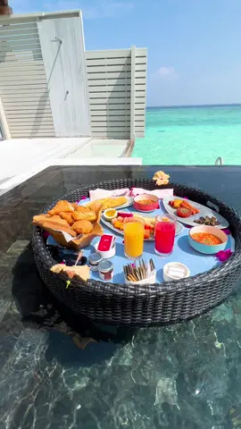 Tag someone you’d love to enjoy your breakfast here with! 😍 #foryou #breakfast #vacaiket #travel #maldives #rosetea #food 